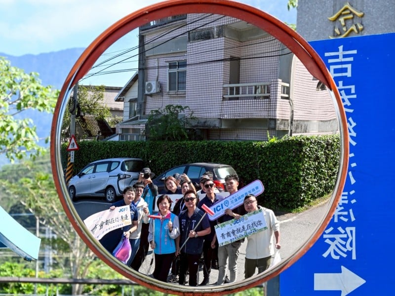 游淑貞陪同有愛青年「擦亮廣角世界」 花蓮青商會吉安鄉街道擦拭反光鏡面